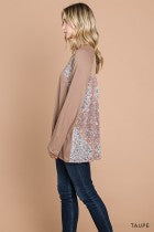 I love the color and pattern of this easy throw on and go top! Great length, soft, and can easily be dressed up or down!
Sizing Tip: This does run oversized - you c