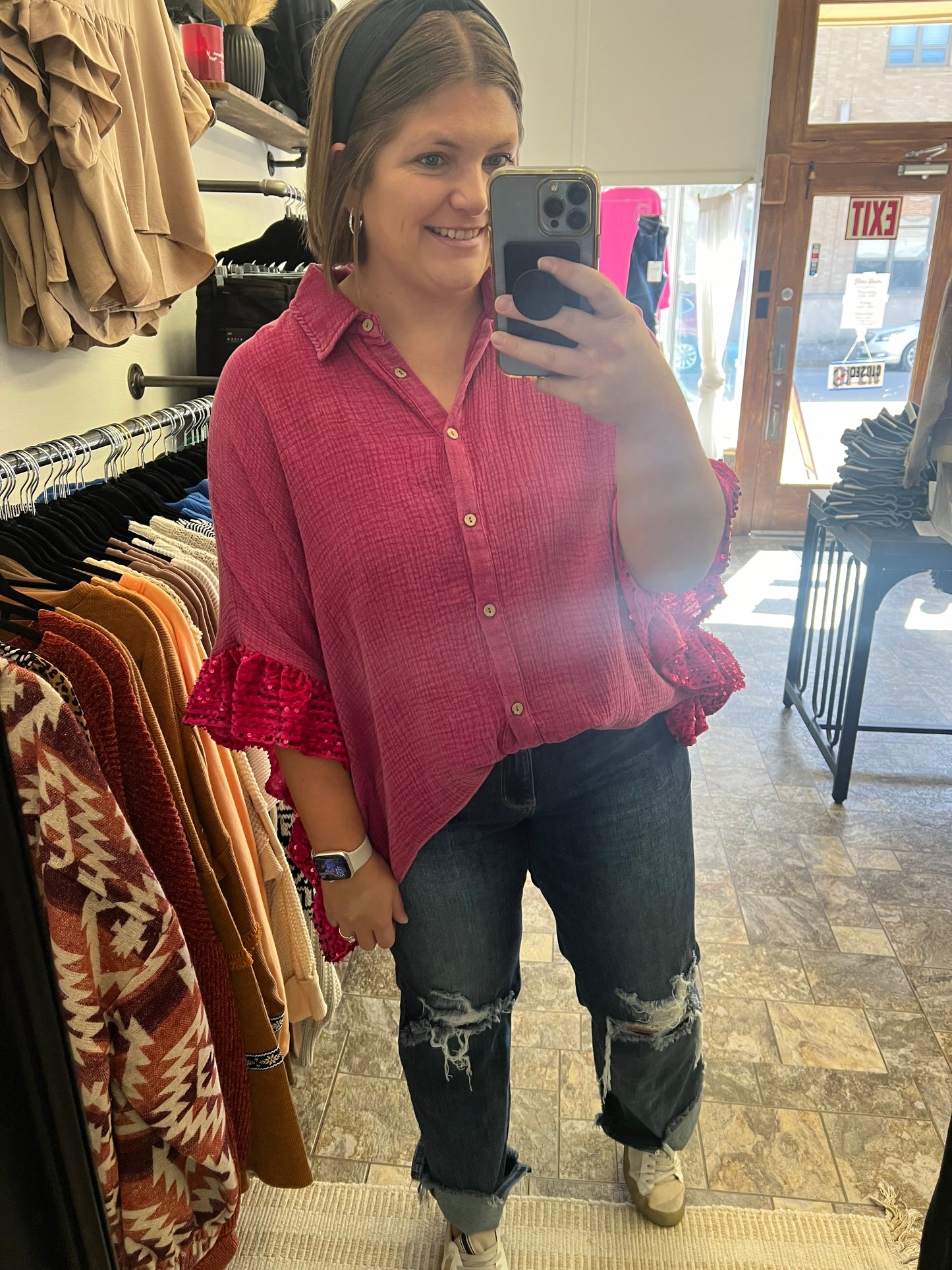 This blouse is such a fun piece! Pairs well with our Dark Flare Jean but would also be so cute with a skinny or black denim!
Material: 65% Cotton - 35% polyester
Si