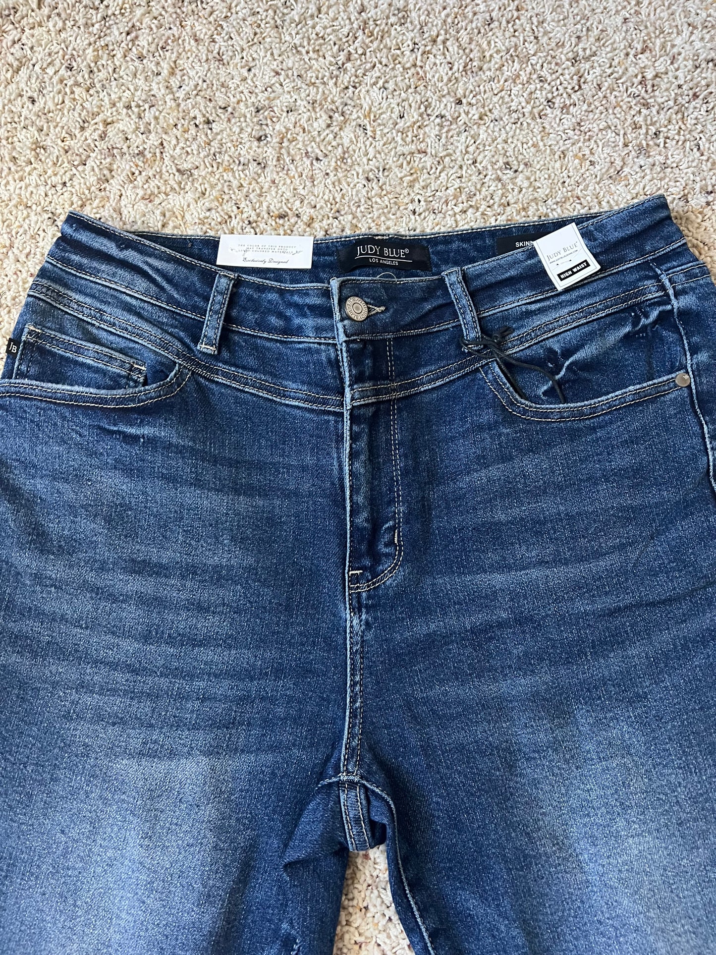 These high-rise Judy Blue Skinnies are a perfect jean for the fall season. They have such a nice color (not to dark, not to light) and will go with anything! The fro