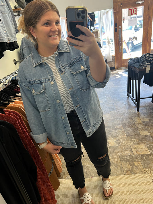 This denim jacket is the perfect oversized fit! It still has structure but allows you to move and has some length! Enough room to layer and with no distressing, you'