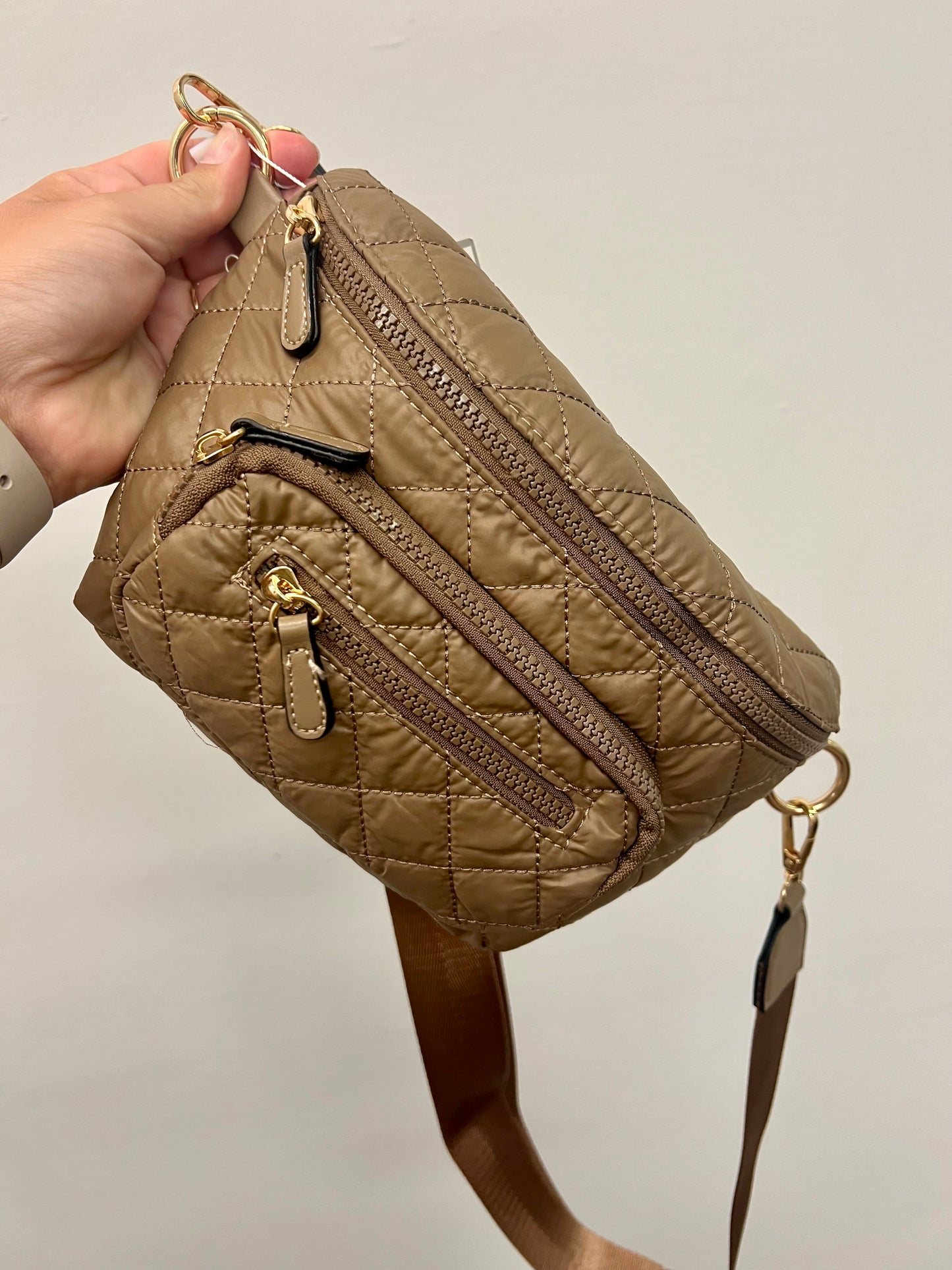 The Arianna is the perfect belt bag for those who like to carry it all! A great size with multiple compartments and a GREAT neutral color to use all year long!