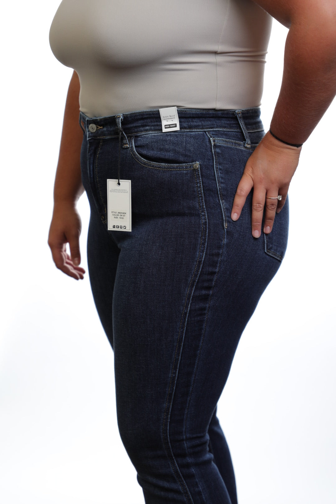 I am loving the classic flare jean look of these jeans! They are a perfect dark wash to carry into fall and winter and are work friendly with no distressing! 
Inseam