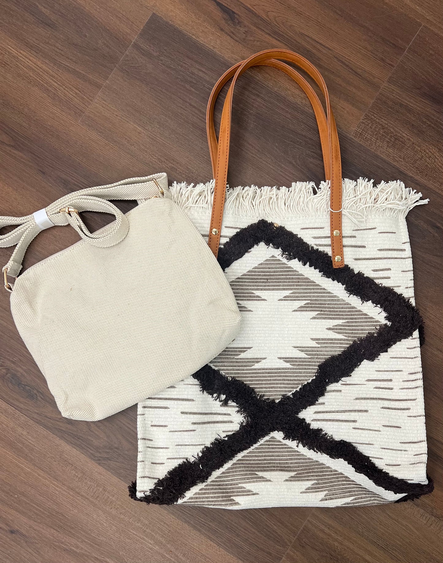 The Madison Fringe Tote is the perfect grab and go bag for the fall! The neutral colors are stunning and the fun pattern gives it just enough detail. The Tote even c